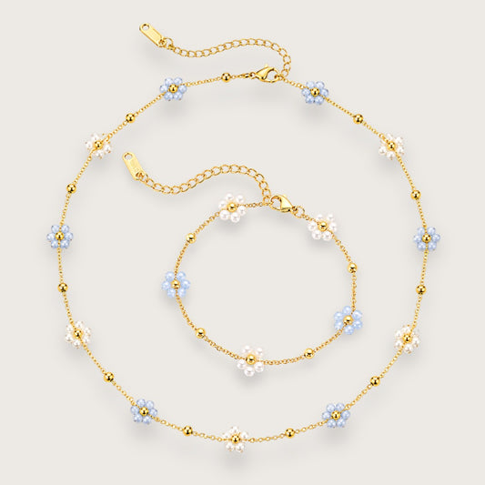 18k forgyldt smykkesæt med blomsterhalskæde og blomsterarmbånd

Daisy Bleu sættet samler halskæden og armbåndet i ét look, der rammer den der meget specifikke balance mellem elegant styling og afslappet cool girl energy. De små blå og hvide perleblomster giver sættet et vintageinspireret udtryk, mens de fine gulddetaljer holder det skarpt, moderne og langt mere fashion end klassisk perlesæt.

Smykkesæt med perler
Blomsterhalskæde med lyseblå og hvide perler
Guldbelagt smykkesæt til kvinder
Smykkesæt guld