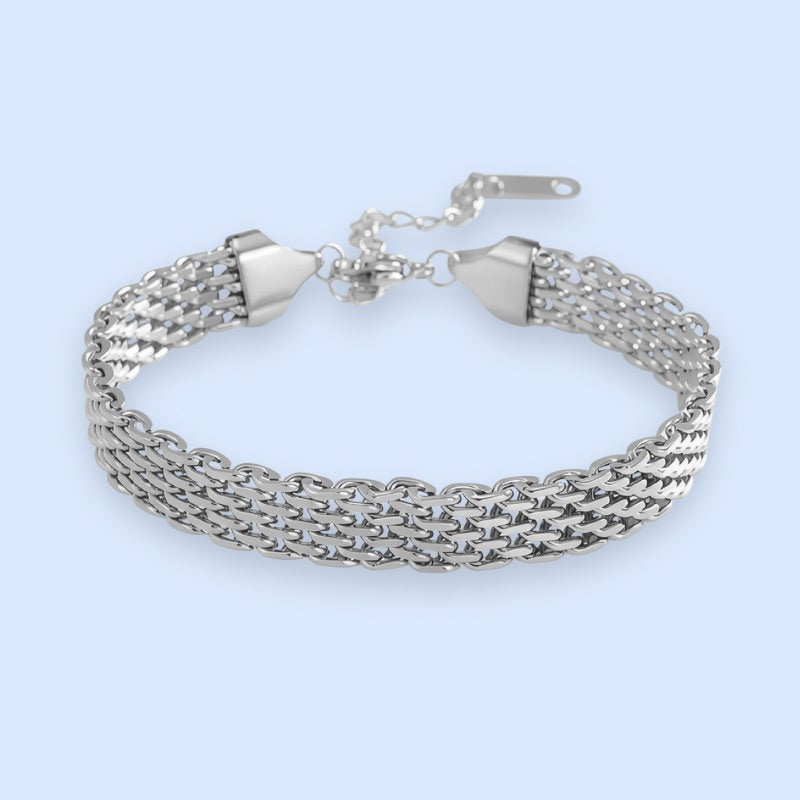 Sølvarmbånd i klassisk design

Smukt armbånd i sølvtonet rustfrit stål.

Det populære Holly-armbånd tåler vand og hverdagens slid uden at miste farven.

Armbåndets tidløse design passer til alle lejligheder og matcher flot med andre sølvarmbånd, næsten uanset hvilken stil man går efter.

Holly-armbåndet er justerbart og måler 16 cm + 5 cm forlænger.