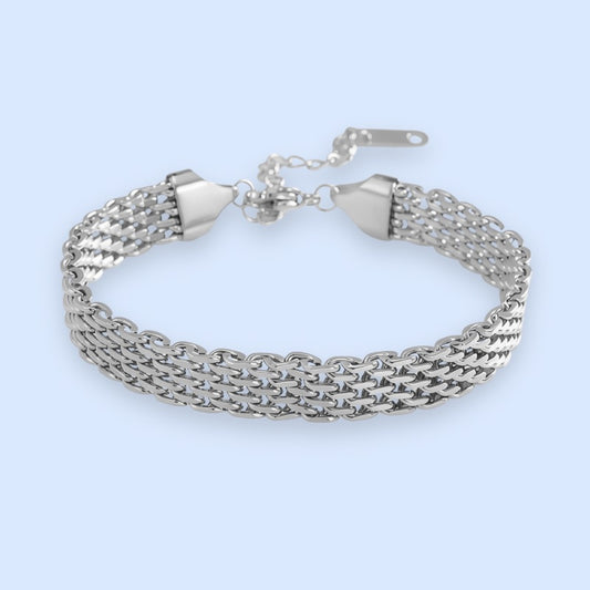 Sølvarmbånd i klassisk design

Smukt armbånd i sølvtonet rustfrit stål.

Det populære Holly-armbånd tåler vand og hverdagens slid uden at miste farven.

Armbåndets tidløse design passer til alle lejligheder og matcher flot med andre sølvarmbånd, næsten uanset hvilken stil man går efter.

Holly-armbåndet er justerbart og måler 16 cm + 5 cm forlænger.
