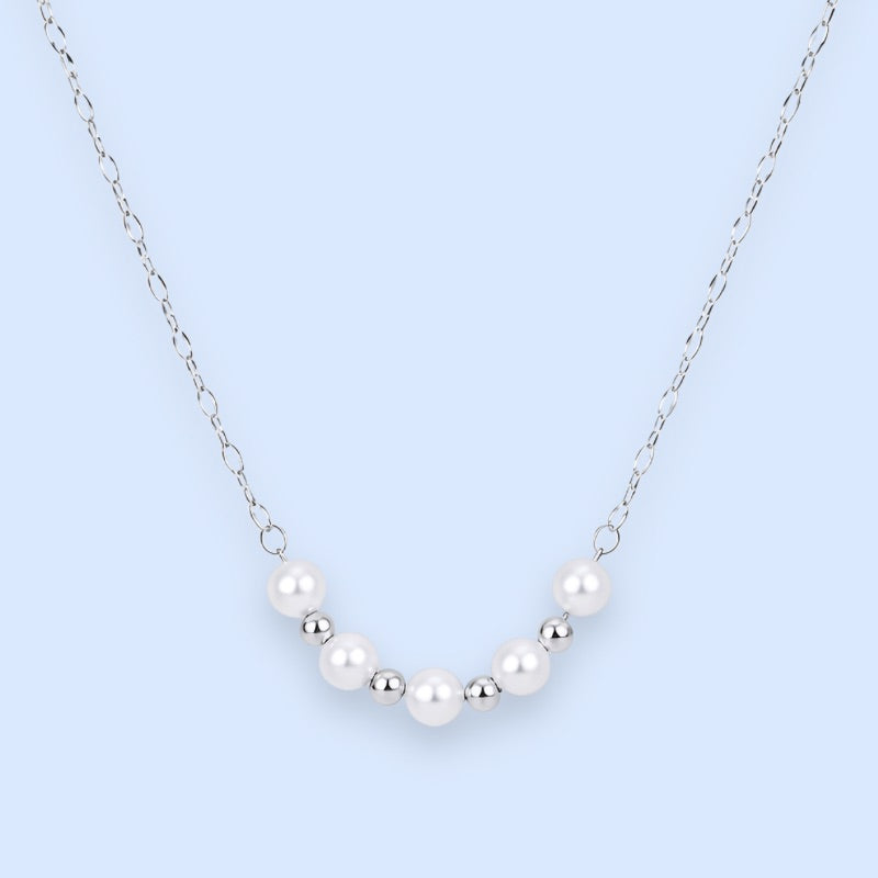 Klassisk sølvhalskæde med perler

Den elegante Alva halskæde i sølvtonet rustfrit stål kombinerer det klassiske perlelook med en moderne lipchain-kæde, der stacker flot med andre sølvhalskæder.

De små kugledetaljer i sølv og de fine perler giver halskæden et let og feminint udtryk, der fungerer både alene og sammen med andre sølvhalskæder og perlesmykker.

Halskæden er fremstillet i sølvtonet rustfrit stål, hvilket gør smykket velegnet til daglig brug.

Halskæden tåler vand og hverdagsbrug