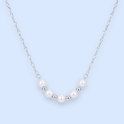 Klassisk sølvhalskæde med perler

Den elegante Alva halskæde i sølvtonet rustfrit stål kombinerer det klassiske perlelook med en moderne lipchain-kæde, der stacker flot med andre sølvhalskæder.

De små kugledetaljer i sølv og de fine perler giver halskæden et let og feminint udtryk, der fungerer både alene og sammen med andre sølvhalskæder og perlesmykker.

Halskæden er fremstillet i sølvtonet rustfrit stål, hvilket gør smykket velegnet til daglig brug.

Halskæden tåler vand og hverdagsbrug