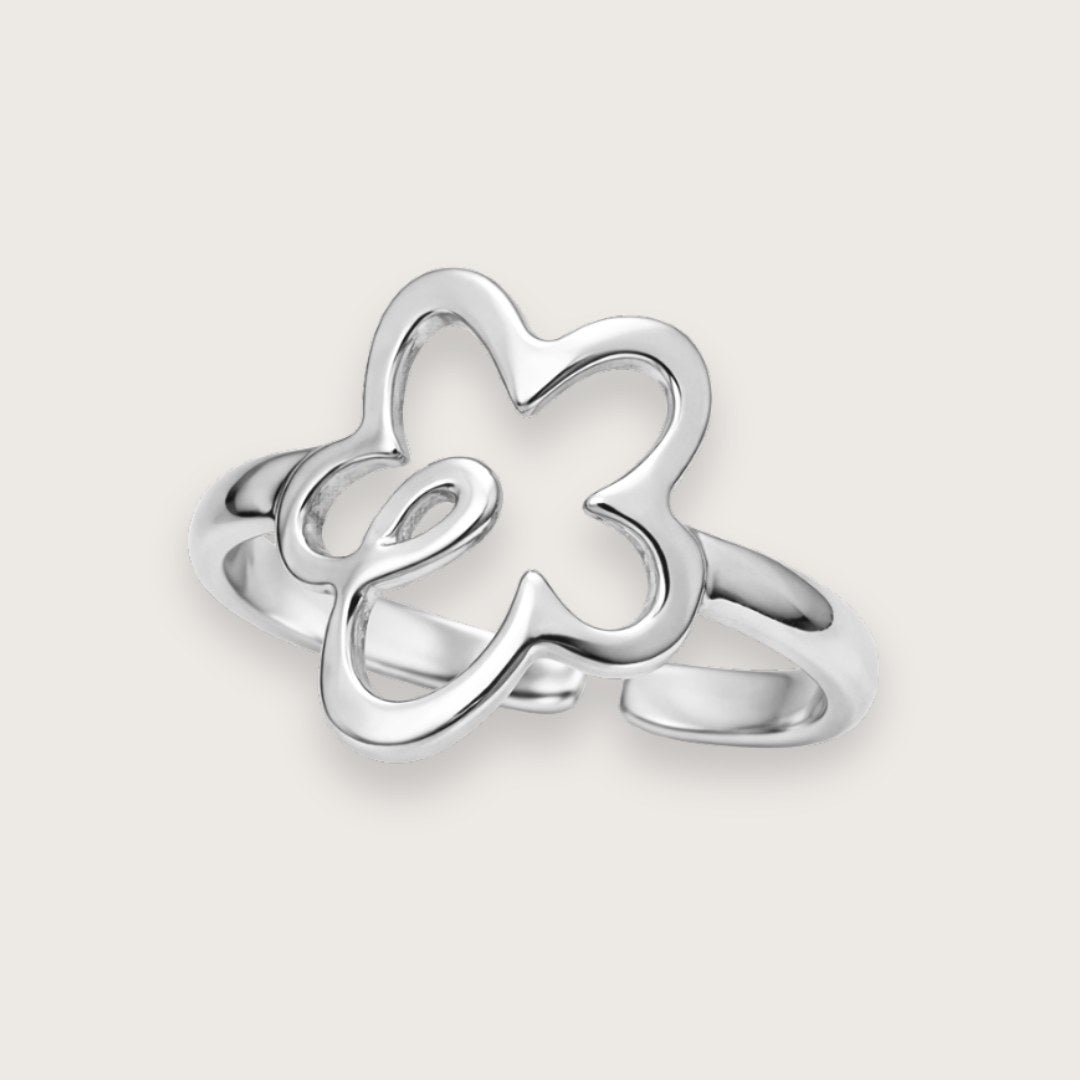 Elegant blomsterring i sølvtonet rustfrit stål.

Juliette er en smuk sølvfarvet ring med en enkel og minimalistisk blomst. Blomsterringen er justerbar og nem at stacke med andre fine sølvringe for et gennemført og personligt udtryk.


En smuk og slidstærk hverdagsring med en geometrisk blomst, der giver lidt kant til det klassiske blomstermotiv.

Vandfaste ringe i rustfrit stål er perfekte til hverdagen, da de kan holde til både vand, parfume, sved og slid uden at miste farven.