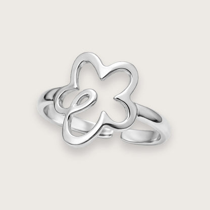 Elegant blomsterring i sølvtonet rustfrit stål.

Juliette er en smuk sølvfarvet ring med en enkel og minimalistisk blomst. Blomsterringen er justerbar og nem at stacke med andre fine sølvringe for et gennemført og personligt udtryk.


En smuk og slidstærk hverdagsring med en geometrisk blomst, der giver lidt kant til det klassiske blomstermotiv.

Vandfaste ringe i rustfrit stål er perfekte til hverdagen, da de kan holde til både vand, parfume, sved og slid uden at miste farven.