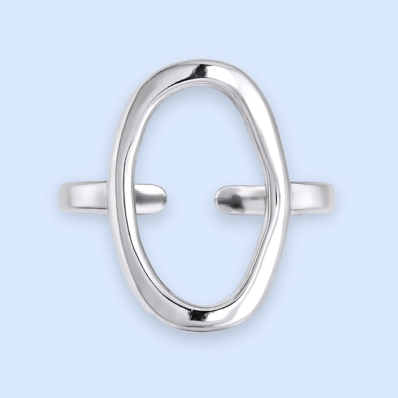 Elegant oval ring i sølvtonet rustfrit stål

Eva er en skulpturel tilføjelse til din hånd, og med dens klassiske design bliver ringen hurtigt en hverdagsfavorit, der både fungerer alene og stacket med andre sølvringe.

En smuk og slidstærk hverdagsring, der bidrager med et klassisk og elegant udtryk til dit outfit. Ringen er vandfast og misfarves ikke over tid.

Ringen er justerbar fra størrelse 52-57.