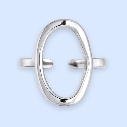 Elegant oval ring i sølvtonet rustfrit stål

Eva er en skulpturel tilføjelse til din hånd, og med dens klassiske design bliver ringen hurtigt en hverdagsfavorit, der både fungerer alene og stacket med andre sølvringe.

En smuk og slidstærk hverdagsring, der bidrager med et klassisk og elegant udtryk til dit outfit. Ringen er vandfast og misfarves ikke over tid.

Ringen er justerbar fra størrelse 52-57.