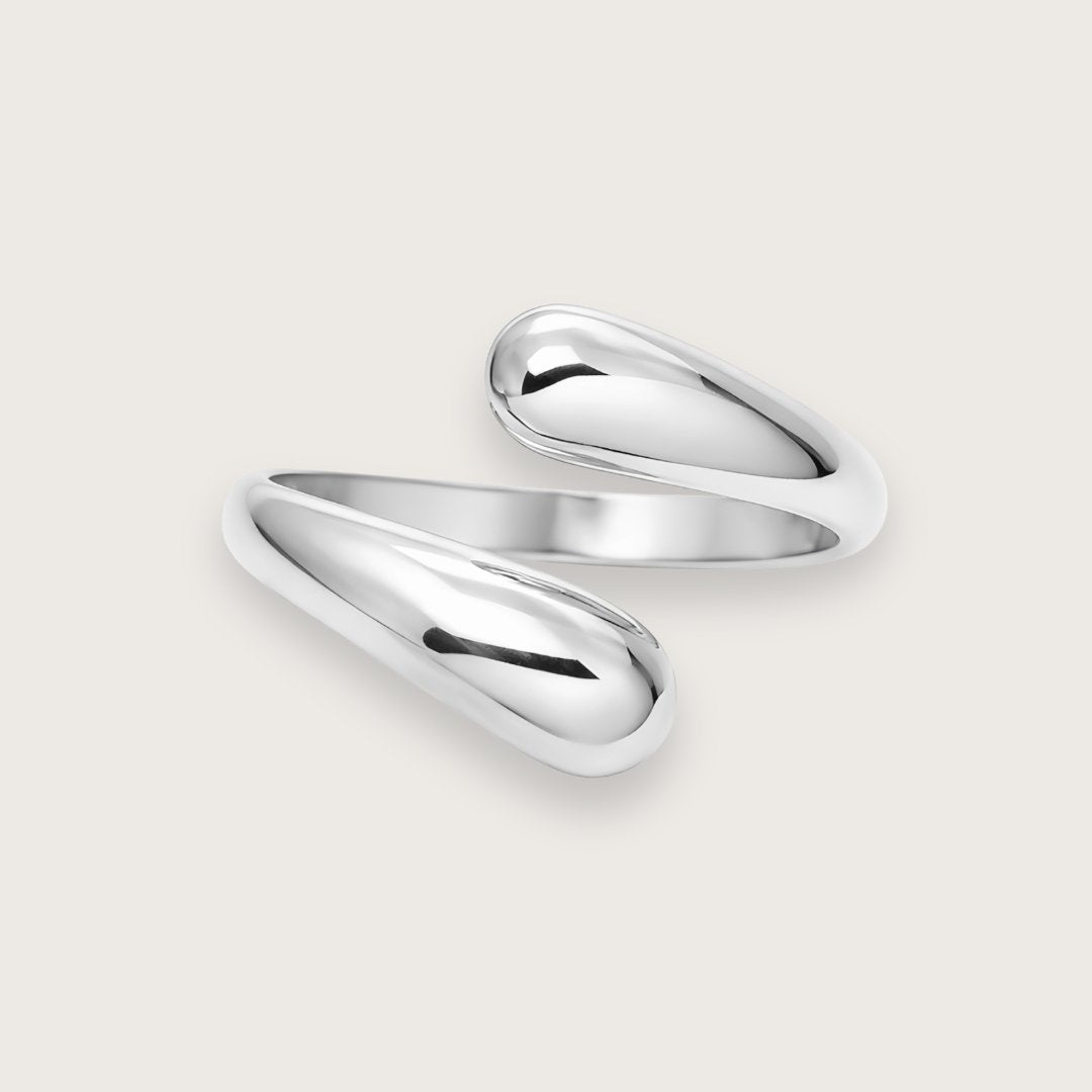 Smuk og enkel ring i sølvtonet rustfrit stål.

Elegant slå-om-ring i klassisk design

Vandfast ring, der tåler vand og hverdag
Perfekt til mix 'n match og ringstacking med andre sølvringe

Liors enkle slå-om-design gør ringen velegnet som hverdagsring og som del af et ring-stacking look med andre sølvringe.

Slå-om-ringen er justerbar og kan derfor nemt bruges på forskellige fingre og kombineres med dine andre smykkefavoritter.

Ringen er justerbar fra størrelse 49-54. Nem at justere.

Vandfast 