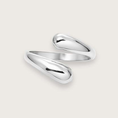 Smuk og enkel ring i sølvtonet rustfrit stål.

Elegant slå-om-ring i klassisk design

Vandfast ring, der tåler vand og hverdag
Perfekt til mix 'n match og ringstacking med andre sølvringe

Liors enkle slå-om-design gør ringen velegnet som hverdagsring og som del af et ring-stacking look med andre sølvringe.

Slå-om-ringen er justerbar og kan derfor nemt bruges på forskellige fingre og kombineres med dine andre smykkefavoritter.

Ringen er justerbar fra størrelse 49-54. Nem at justere.

Vandfast 