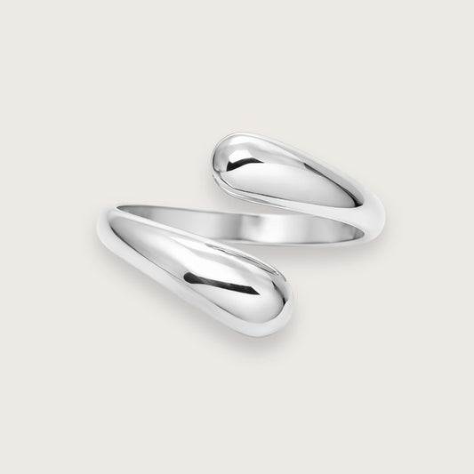 Smuk og enkel ring i sølvtonet rustfrit stål.

Elegant slå-om-ring i klassisk design

Vandfast ring, der tåler vand og hverdag
Perfekt til mix 'n match og ringstacking med andre sølvringe

Liors enkle slå-om-design gør ringen velegnet som hverdagsring og som del af et ring-stacking look med andre sølvringe.

Slå-om-ringen er justerbar og kan derfor nemt bruges på forskellige fingre og kombineres med dine andre smykkefavoritter.

Ringen er justerbar fra størrelse 49-54. Nem at justere.

Vandfast 