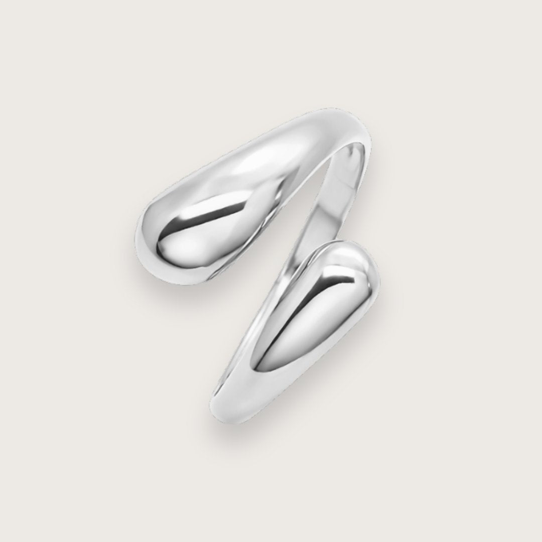 Elegant slå-om-ring i klassisk design

Vandfast ring, der tåler vand og hverdag
Perfekt til mix 'n match og ringstacking med andre sølvringe

Liors enkle slå-om-design gør ringen velegnet som hverdagsring og som del af et ring-stacking look med andre sølvringe.

Slå-om-ringen er justerbar og kan derfor nemt bruges på forskellige fingre og kombineres med dine andre smykkefavoritter.

Ringen er justerbar fra størrelse 49-54. Nem at justere.

Vandfast ring til kvinder