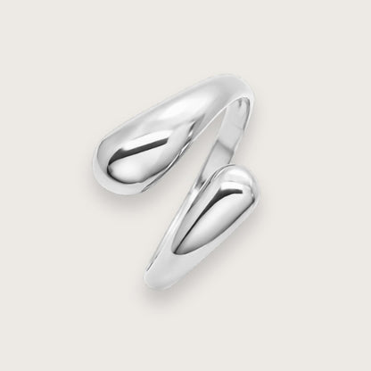 Elegant slå-om-ring i klassisk design

Vandfast ring, der tåler vand og hverdag
Perfekt til mix 'n match og ringstacking med andre sølvringe

Liors enkle slå-om-design gør ringen velegnet som hverdagsring og som del af et ring-stacking look med andre sølvringe.

Slå-om-ringen er justerbar og kan derfor nemt bruges på forskellige fingre og kombineres med dine andre smykkefavoritter.

Ringen er justerbar fra størrelse 49-54. Nem at justere.

Vandfast ring til kvinder