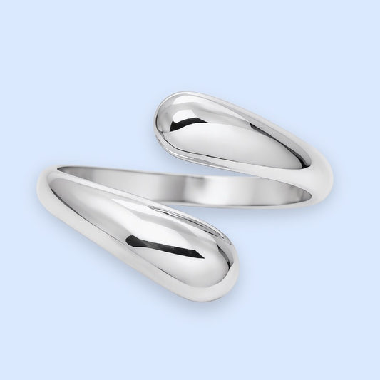 dråbeformet sølvring 
Elegant slå-om-ring i klassisk design

Vandfast ring, der tåler vand og hverdag
Perfekt til mix 'n match og ringstacking med andre sølvringe

Liors enkle slå-om-design gør ringen velegnet som hverdagsring og som del af et ring-stacking look med andre sølvringe.

Slå-om-ringen er justerbar og kan derfor nemt bruges på forskellige fingre og kombineres med dine andre smykkefavoritter.

Ringen er justerbar fra størrelse 49-54. Nem at justere.

Vandfast ring til kvinder