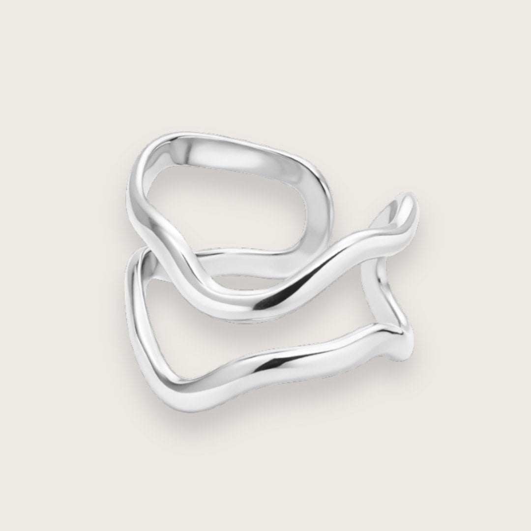 Mathilde er en moderne ring med et minimalistisk bølget design, der giver et elegant og lidt klassisk udtryk.

De to bånd skaber et stilrent look, der fungerer både alene og sammen med andre ringe.

Ringen er fremstillet i sølvtonet rustfrit stål  - slidstærk og vandfast.

Den justerbare størrelse gør ringen fleksibel og nem at tilpasse forskellige fingre. Det betyder også, at den er et sikkert valg som gave, hvis man ikke kender ringstørrelse, og at den er nem at stacke med andre sølvringe.

Sølv ring