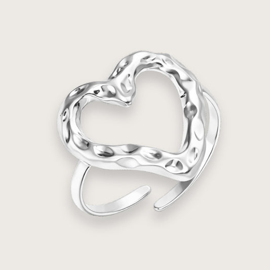 Smuk og skulpturel hjerteformet ring i sølvtonet rustfrit stål.

Der findes næppe et mere klassisk motiv end det lille hjerte, og denne sølvfarvede ring finder en plads i de flestes hjerter.

Giv hjerteringen til dig selv eller en, du holder af – for hvem kan blive andet end glad af at se et smukt lille guldglimt af kærlighed og blive mindet om den kærlige tanke, der ligger bag?&nbsp;

Eve-ringen er smuk i sig selv, men kan også med fordel kombineres med andre skønne sølvringe for et endnu mere personligt u