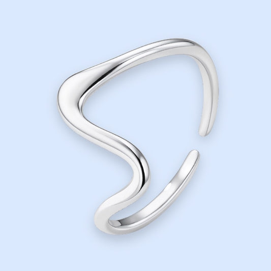 Justerbar sølvring med bølge. Sølvtonet stål. soelvring til kvinder soelvfarvet ring i rustfrit staal boelgedesign populaer ring vandfast soelv fingerring aimee