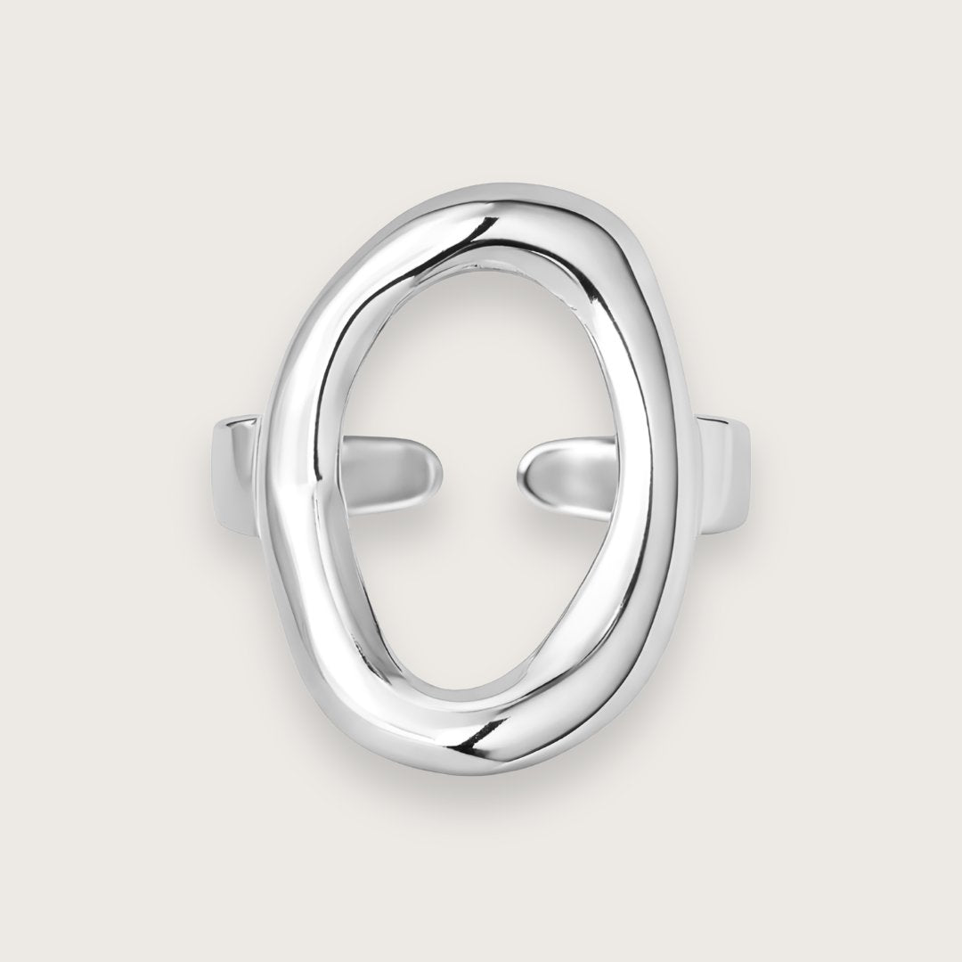 Enkel og elegant oval ring i sølvtonet rustfrit stål.

Elo er en skulpturel tilføjelse til din hånd, og med dens bløde, klassiske design bliver ringen hurtigt en hverdagsfavorit.

Elo passer til de fleste og er nemt at stacke med andre smukke sølvringe, så hvis du leder efter en smuk og slidstærk hverdagsring, du kan have på hele tiden uden at tænke over det, er den et godt bud.

Elo fåes også i guldbelagt rustfrit stål.

Ringen er justerbar fra størrelse 52-57.

sølvring, sølv ring, sølvfarvet ring, sølv
