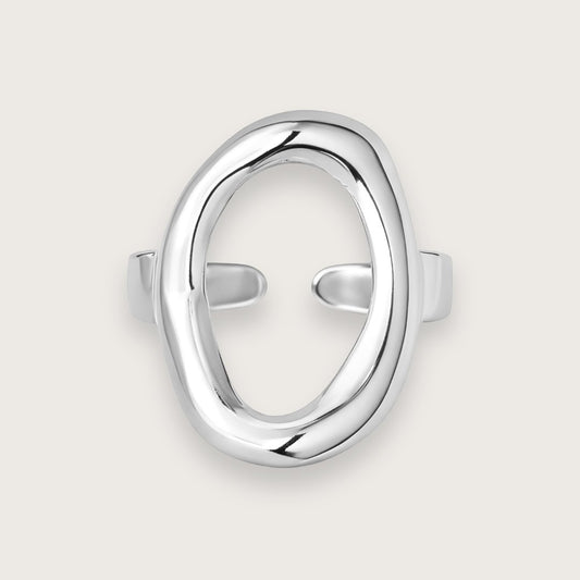 Enkel og elegant oval ring i sølvtonet rustfrit stål.

Elo er en skulpturel tilføjelse til din hånd, og med dens bløde, klassiske design bliver ringen hurtigt en hverdagsfavorit.

Elo passer til de fleste og er nemt at stacke med andre smukke sølvringe, så hvis du leder efter en smuk og slidstærk hverdagsring, du kan have på hele tiden uden at tænke over det, er den et godt bud.

Elo fåes også i guldbelagt rustfrit stål.

Ringen er justerbar fra størrelse 52-57.

sølvring, sølv ring, sølvfarvet ring, sølv
