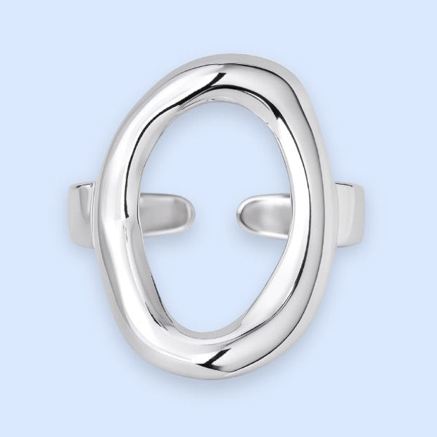 Enkel og elegant oval ring i sølvtonet rustfrit stål.

Elo er en skulpturel tilføjelse til din hånd, og med dens bløde, klassiske design bliver ringen hurtigt en hverdagsfavorit.

Elo passer til de fleste og er nemt at stacke med andre smukke sølvringe, så hvis du leder efter en smuk og slidstærk hverdagsring, du kan have på hele tiden uden at tænke over det, er den et godt bud.

Elo fåes også i guldbelagt rustfrit stål.

Ringen er justerbar fra størrelse 52-57.

sølvring, sølv ring, sølvfarvet ring, sølv