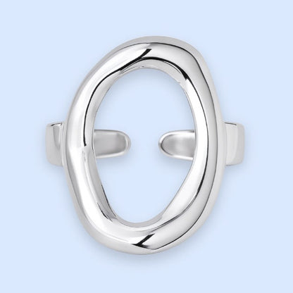 Enkel og elegant oval ring i sølvtonet rustfrit stål.

Elo er en skulpturel tilføjelse til din hånd, og med dens bløde, klassiske design bliver ringen hurtigt en hverdagsfavorit.

Elo passer til de fleste og er nemt at stacke med andre smukke sølvringe, så hvis du leder efter en smuk og slidstærk hverdagsring, du kan have på hele tiden uden at tænke over det, er den et godt bud.

Elo fåes også i guldbelagt rustfrit stål.

Ringen er justerbar fra størrelse 52-57.

sølvring, sølv ring, sølvfarvet ring, sølv