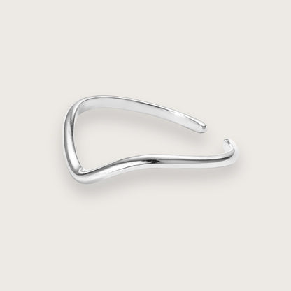 Smuk og minimalistisk sølvring med en lille v-formet bølge.

Ringen er fremstillet i sølvtonet rustfrit stål og er både vandfast og slidstærk.

Isalines simple udformning gør den både velegnet som hverdagsring og som del af et ring-stacking look med andre smukke guldringe for et eksklusivt, sammensat udtryk.

Ringen er justerbar fra størrelse 52-59.

Den justerbare størrelse gør ringen fleksibel og nem at stacke med andre sølvringe, da den kan tilpasses forskellige fingre.

Sølv ring - sølvring til kvinder