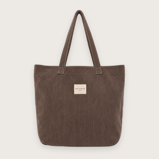 Klassisk tote bag i lækkert brunt bomuldsfløjl fra det spanske mærke De la Mur.

Alle De la Murs tasker er fremstillet i Spanien af lokale tekstiler.

Stor shopper-taske med skulderstropper i tykt brunt bomuldsfløjl.

Auxerre-muleposen har to skulderstropper, og selve tasken måler 50 x 39 cm.

Stor tote bag i brunt bomuldsfløjl. Stor tote til skolebrug. Taske til gym. Weekendtaske i fløjl. Brun totebag. Brun mulepose. Brunt net i fløjl.