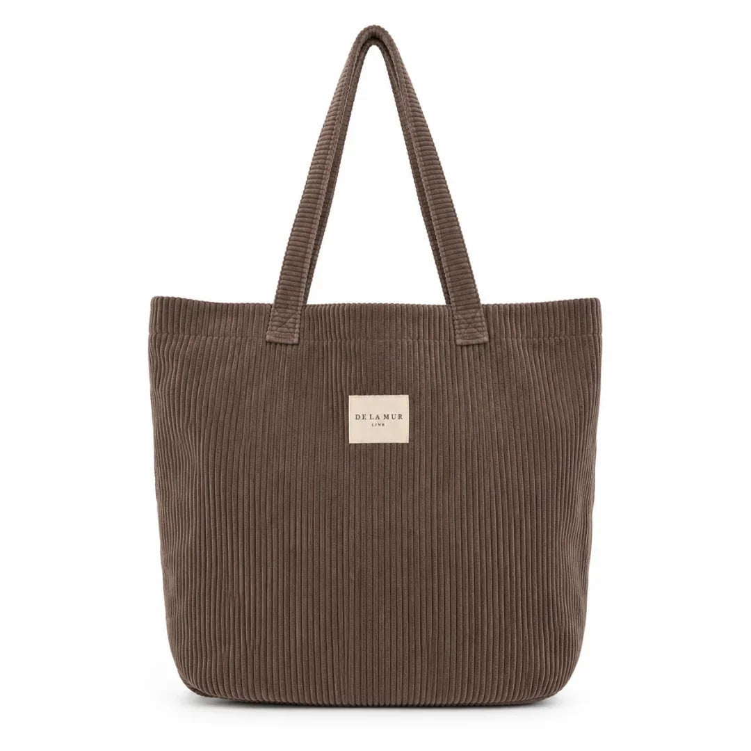 Klassisk tote bag i lækkert brunt bomuldsfløjl fra det spanske mærke De la Mur.

Alle De la Murs tasker er fremstillet i Spanien af lokale tekstiler.

Stor shopper-taske med skulderstropper i tykt brunt bomuldsfløjl.

Auxerre-muleposen har to skulderstropper, og selve tasken måler 50 x 39 cm.

Stor tote bag i brunt bomuldsfløjl. Stor tote til skolebrug. Taske til gym. Weekendtaske i fløjl. Brun totebag. Brun mulepose. Brunt net i fløjl.