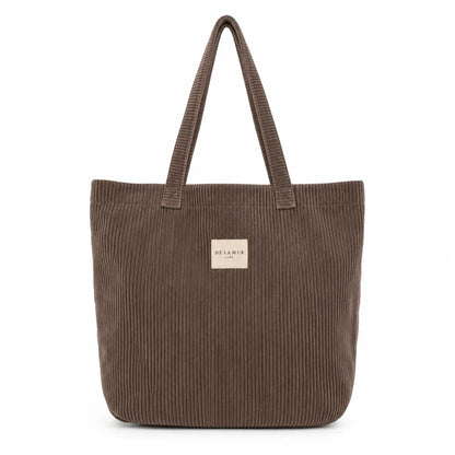Klassisk tote bag i lækkert brunt bomuldsfløjl fra det spanske mærke De la Mur.

Alle De la Murs tasker er fremstillet i Spanien af lokale tekstiler.

Stor shopper-taske med skulderstropper i tykt brunt bomuldsfløjl.

Auxerre-muleposen har to skulderstropper, og selve tasken måler 50 x 39 cm.

Stor tote bag i brunt bomuldsfløjl. Stor tote til skolebrug. Taske til gym. Weekendtaske i fløjl. Brun totebag. Brun mulepose. Brunt net i fløjl.