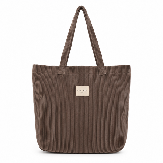 Klassisk tote bag i lækkert brunt bomuldsfløjl fra det spanske mærke De la Mur.

Alle De la Murs tasker er fremstillet i Spanien af lokale tekstiler.

Stor shopper-taske med skulderstropper i tykt brunt bomuldsfløjl.

Auxerre-muleposen har to skulderstropper, og selve tasken måler 50 x 39 cm.

Stor tote bag i brunt bomuldsfløjl. Stor tote til skolebrug. Taske til gym. Weekendtaske i fløjl. Brun totebag. Brun mulepose. Brunt net i fløjl.