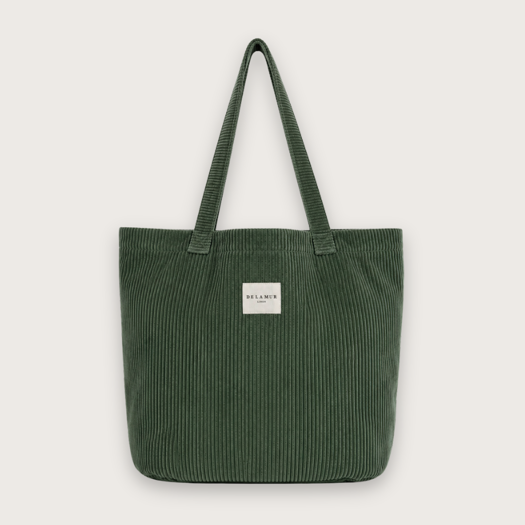 Klassisk tote bag i lækkert grønt bomuldsfløjl fra det spanske mærke De la Mur.

Alle De la Murs tasker er fremstillet i Spanien af lokale tekstiler.

Stor shopper-taske med skulderstropper i tykt grønt fløjlsstof.

Chantilly-muleposen har to skulderstropper, og selve tasken måler 50 x 39 cm.

Stor tote bag i grønt bomuldsfløjl. Stor tote til skolebrug. 