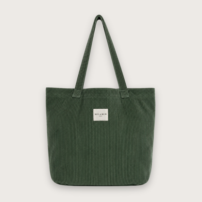 Klassisk tote bag i lækkert grønt bomuldsfløjl fra det spanske mærke De la Mur.

Alle De la Murs tasker er fremstillet i Spanien af lokale tekstiler.

Stor shopper-taske med skulderstropper i tykt grønt fløjlsstof.

Chantilly-muleposen har to skulderstropper, og selve tasken måler 50 x 39 cm.

Stor tote bag i grønt bomuldsfløjl. Stor tote til skolebrug. 