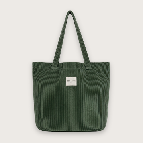 Klassisk tote bag i lækkert grønt bomuldsfløjl fra det spanske mærke De la Mur.

Alle De la Murs tasker er fremstillet i Spanien af lokale tekstiler.

Stor shopper-taske med skulderstropper i tykt grønt fløjlsstof.

Chantilly-muleposen har to skulderstropper, og selve tasken måler 50 x 39 cm.

Stor tote bag i grønt bomuldsfløjl. Stor tote til skolebrug. 