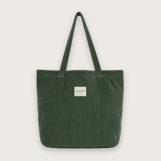 Klassisk tote bag i lækkert grønt bomuldsfløjl fra det spanske mærke De la Mur.

Alle De la Murs tasker er fremstillet i Spanien af lokale tekstiler.

Stor shopper-taske med skulderstropper i tykt grønt fløjlsstof.

Chantilly-muleposen har to skulderstropper, og selve tasken måler 50 x 39 cm.

Stor tote bag i grønt bomuldsfløjl. Stor tote til skolebrug. 