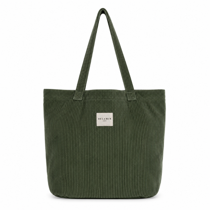 Klassisk tote bag i lækkert grønt bomuldsfløjl fra det spanske mærke De la Mur.

Alle De la Murs tasker er fremstillet i Spanien af lokale tekstiler.

Stor shopper-taske med skulderstropper i tykt grønt fløjlsstof.

Chantilly-muleposen har to skulderstropper, og selve tasken måler 50 x 39 cm.

Stor tote bag i grønt bomuldsfløjl. Stor tote til skolebrug. 