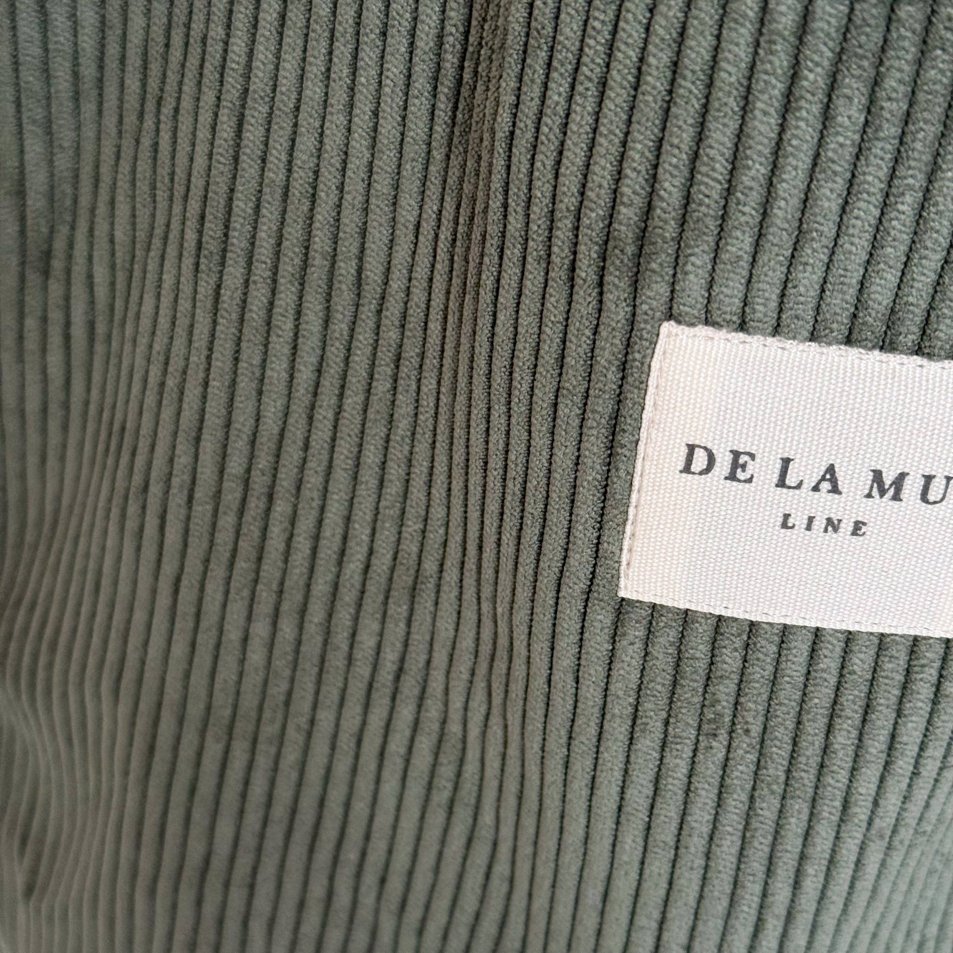 Klassisk tote bag i lækkert grønt bomuldsfløjl fra det spanske mærke De la Mur.

Alle De la Murs tasker er fremstillet i Spanien af lokale tekstiler.

Stor shopper-taske med skulderstropper i tykt grønt fløjlsstof.

Chantilly-muleposen har to skulderstropper, og selve tasken måler 50 x 39 cm.

Stor tote bag i grønt bomuldsfløjl. Stor tote til skolebrug. 