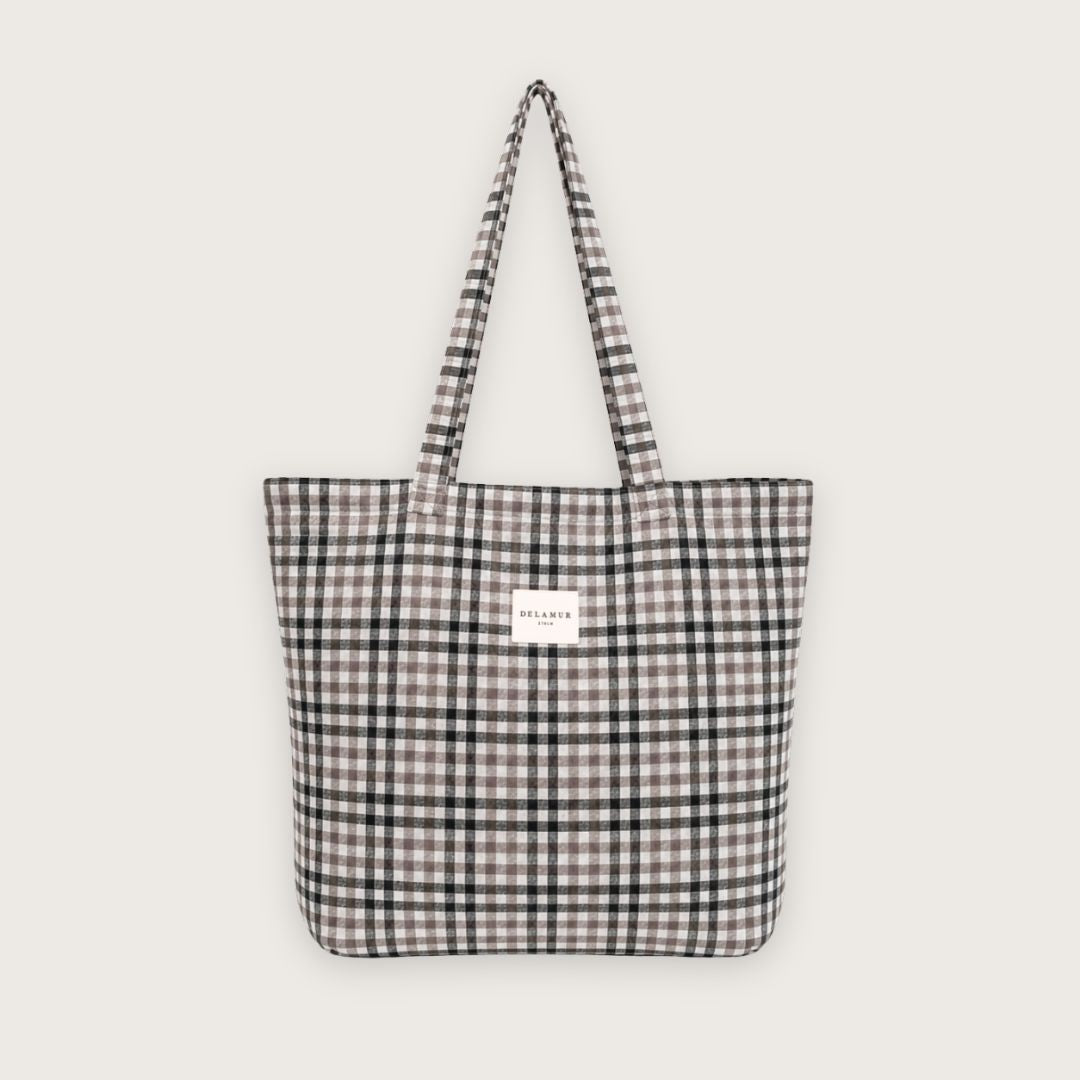 Stor tote bag med klassiske tern i neutrale farver

Den store Nice mulepose i med sorte og beige tern er den perfekte taske til dig, der vil have én taske med plads til det hele uden at gå på kompromis med udtryk og komfort. Tasken måler ca. 50 x 39 cm og er syet i Spanien i små serier.

Brug den store tote bag som skoletaske, weekendtaske, indkøbsnet, pusletaske eller træningstaske.
stor totebag til gym studie skolebrug
studietaske gymnasietaske