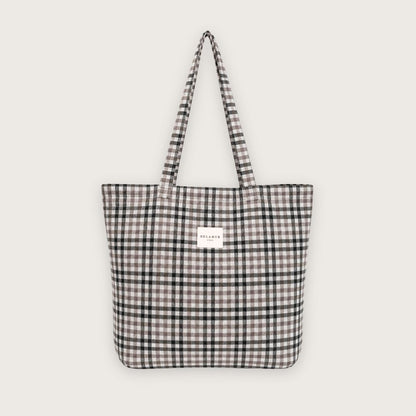 Stor tote bag med klassiske tern i neutrale farver

Den store Nice mulepose i med sorte og beige tern er den perfekte taske til dig, der vil have én taske med plads til det hele uden at gå på kompromis med udtryk og komfort. Tasken måler ca. 50 x 39 cm og er syet i Spanien i små serier.

Brug den store tote bag som skoletaske, weekendtaske, indkøbsnet, pusletaske eller træningstaske.
stor totebag til gym studie skolebrug
studietaske gymnasietaske