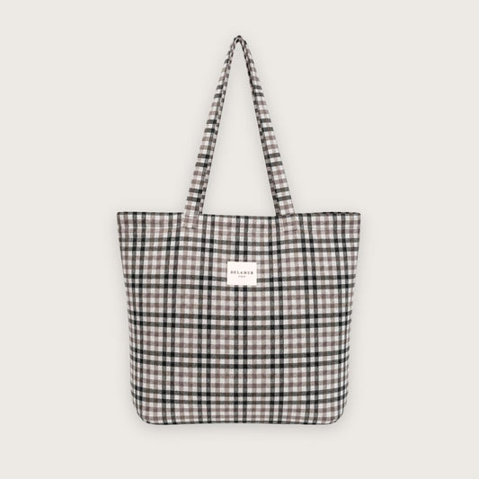 Stor tote bag med klassiske tern i neutrale farver

Den store Nice mulepose i med sorte og beige tern er den perfekte taske til dig, der vil have én taske med plads til det hele uden at gå på kompromis med udtryk og komfort. Tasken måler ca. 50 x 39 cm og er syet i Spanien i små serier.

Brug den store tote bag som skoletaske, weekendtaske, indkøbsnet, pusletaske eller træningstaske.
stor totebag til gym studie skolebrug
studietaske gymnasietaske