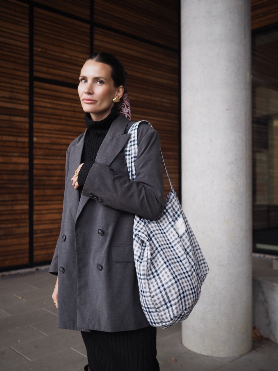 Stor tote bag med klassiske tern i neutrale farver

Den store Nice mulepose i med sorte og beige tern er den perfekte taske til dig, der vil have én taske med plads til det hele uden at gå på kompromis med udtryk og komfort. Tasken måler ca. 50 x 39 cm og er syet i Spanien i små serier.

Brug den store tote bag som skoletaske, weekendtaske, indkøbsnet, pusletaske eller træningstaske.
stor totebag til gym studie skolebrug
studietaske gymnasietaske