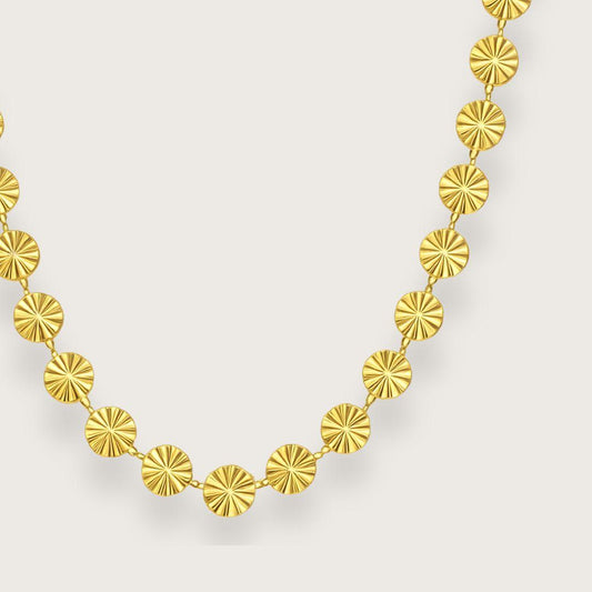 Vandfast halskaede i rustfrit staal med 18K forgyldning. Vandfast halskæde. Gaveidé til kæreste, venindegave, julegave. fødselsdagsgave. Fine solformede led og justerbar laengde paa 40-45 cm. Elegant vandfast smykke, perfekt som gave eller til daglig brug.