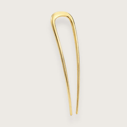 Smuk u-formet hårnål i guldfarvet metal (begyndervenligt design)

En french pin er en af de absolut nemmeste måder at sætte håret op på. Det er lige så hurtigt som at lave en hestehale, men udtrykket er meget mere gennemført.

Du samler håret, snor det og sætter nålen igennem. Det tager få sekunder, og resultatet er en frisure, der ser elegant og gennemført ud.

Fransk hårnål, u-formet hårnål, french pin, hårgaffel, fransk hårnål, hårpind.