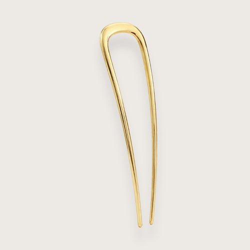 Smuk u-formet hårnål i guldfarvet metal (begyndervenligt design)

En french pin er en af de absolut nemmeste måder at sætte håret op på. Det er lige så hurtigt som at lave en hestehale, men udtrykket er meget mere gennemført.

Du samler håret, snor det og sætter nålen igennem. Det tager få sekunder, og resultatet er en frisure, der ser elegant og gennemført ud.

Fransk hårnål, u-formet hårnål, french pin, hårgaffel, fransk hårnål, hårpind.