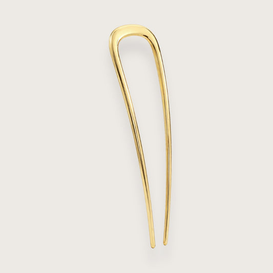 Smuk u-formet hårnål i guldfarvet metal (begyndervenligt design)

En french pin er en af de absolut nemmeste måder at sætte håret op på. Det er lige så hurtigt som at lave en hestehale, men udtrykket er meget mere gennemført.

Du samler håret, snor det og sætter nålen igennem. Det tager få sekunder, og resultatet er en frisure, der ser elegant og gennemført ud.

Fransk hårnål, u-formet hårnål, french pin, hårgaffel, fransk hårnål, hårpind.
