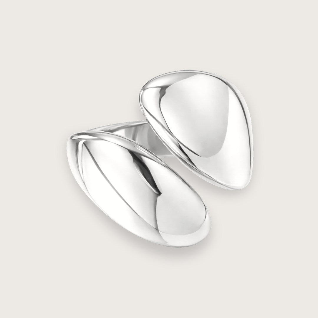 Chunky ring i sølvtonet rustfrit stål

Den smukke Veda sølvring er et moderne statement-smykke med en skulpturel og minimalistisk form. Den brede, bløde front giver ringen et eksklusivt udtryk og et markant, men stadig elegant look.

Ringen er fremstillet i rustfrit stål og har en slidstærk og vandfast overflade, der tåler daglig brug i mange år og bevarer farven over tid.

Veda-ringen er&nbsp; til dig, der foretrækker smukke vandfaste smykker, der kan bruges igen og igen uden at miste deres glans.