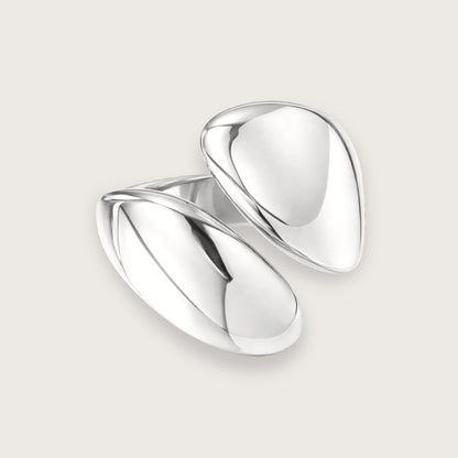 Chunky ring i sølvtonet rustfrit stål

Den smukke Veda sølvring er et moderne statement-smykke med en skulpturel og minimalistisk form. Den brede, bløde front giver ringen et eksklusivt udtryk og et markant, men stadig elegant look.

Ringen er fremstillet i rustfrit stål og har en slidstærk og vandfast overflade, der tåler daglig brug i mange år og bevarer farven over tid.

Veda-ringen er&nbsp; til dig, der foretrækker smukke vandfaste smykker, der kan bruges igen og igen uden at miste deres glans.
