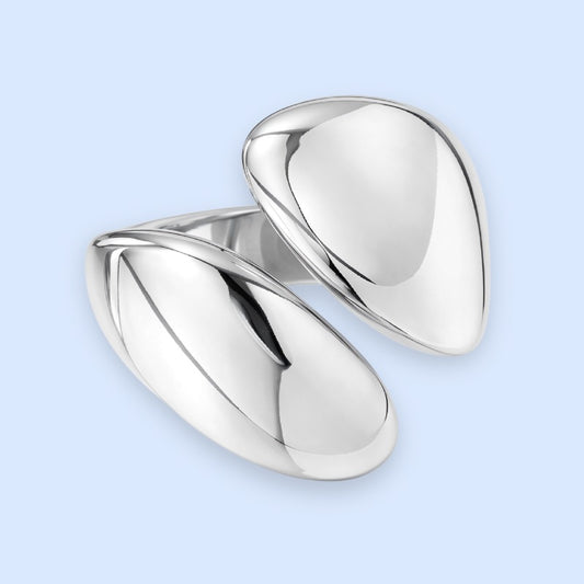 Chunky ring i sølvtonet rustfrit stål

Den smukke Veda sølvring er et moderne statement-smykke med en skulpturel og minimalistisk form. Den brede, bløde front giver ringen et eksklusivt udtryk og et markant, men stadig elegant look.

Ringen er fremstillet i rustfrit stål og har en slidstærk og vandfast overflade, der tåler daglig brug i mange år og bevarer farven over tid.

Veda-ringen er til dig, der foretrækker smukke vandfaste smykker, der kan bruges igen og igen uden at miste deres glans.