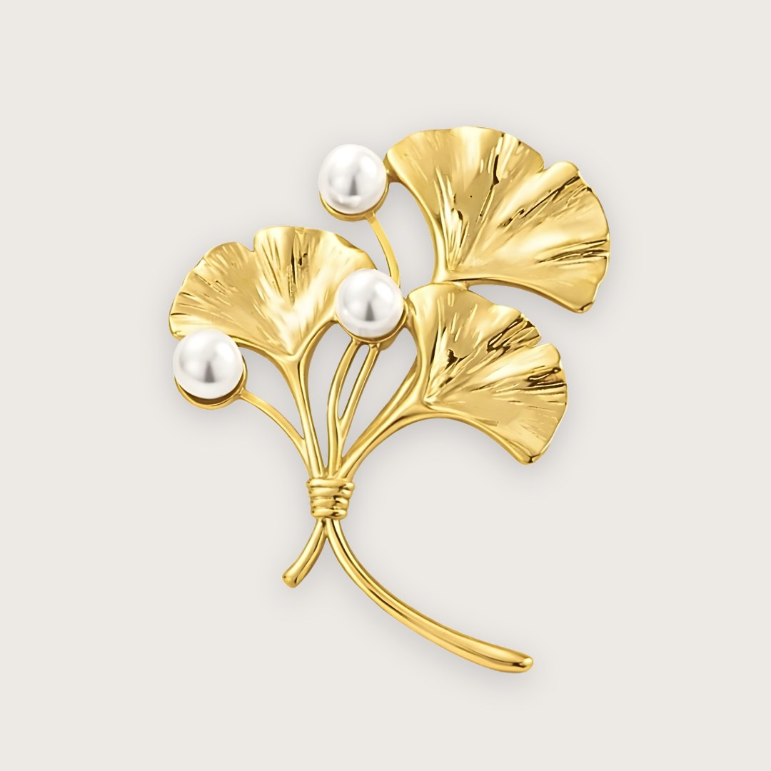 18k forgyldt broche med gingkoblade og perler

Vida er en elegant broche inspireret af gingkoblade, kombineret med fine, runde perler, der giver et blødt og eksklusivt udtryk. Kombinationen af det organiske design og de klassiske perledetaljer gør den både feminin og moderne – perfekt som en lille statement-detalje, der stadig er let at style.

Brochen er fremstillet i rustfrit stål med 18k ion-plating (PVD-forgyldning), som giver en slidstærk og holdbar overflade. Den måler ca. 5 cm i højden x 3,5 cm